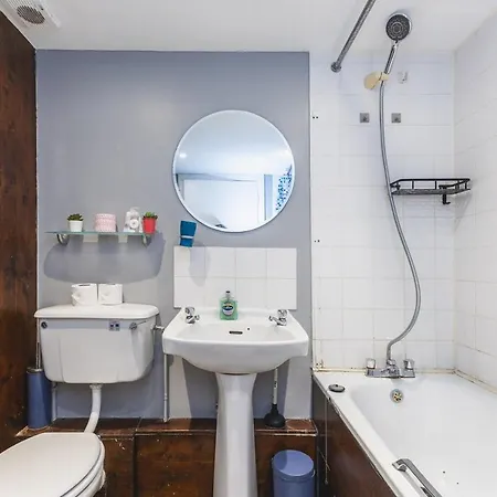 Spacious & Trendy 4-Bed Near River Thames Apartment *