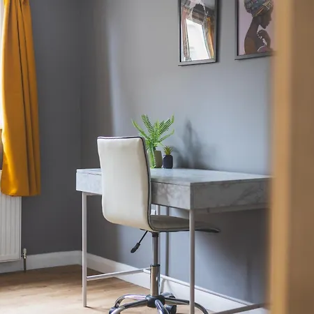 Spacious & Trendy 4-Bed Near River Thames * London
