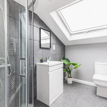 Spacious & Trendy 4-Bed Near River Thames London
