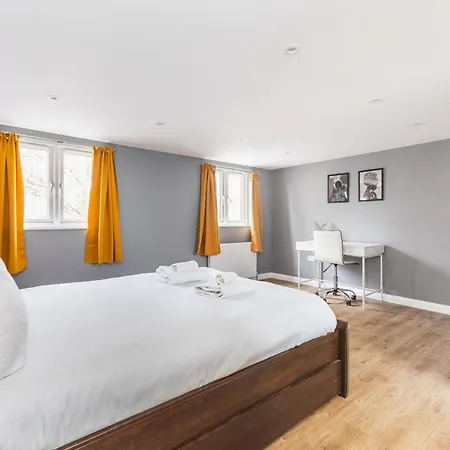 Spacious & Trendy 4-Bed Near River Thames Apartment