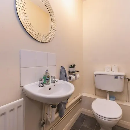 Spacious & Trendy 4-Bed Near River Thames Apartment *
