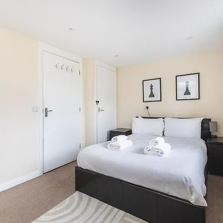 Spacious & Trendy 4-Bed Near River Thames Apartment London