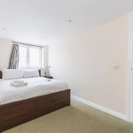 Apartment Spacious & Trendy 4-Bed Near River Thames London