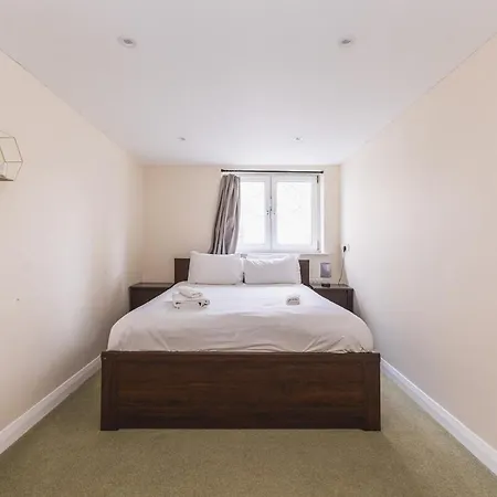 Spacious & Trendy 4-Bed Near River Thames * London