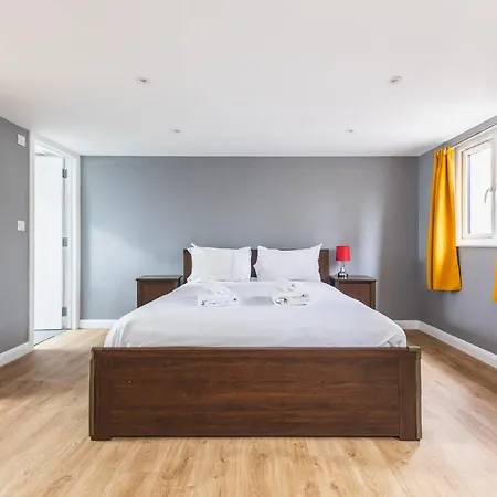 Apartment Spacious & Trendy 4-Bed Near River Thames London
