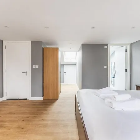 Spacious & Trendy 4-Bed Near River Thames * London
