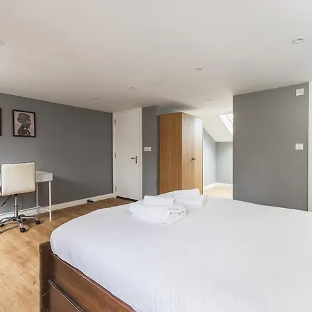 Spacious & Trendy 4-Bed Near River Thames Apartment