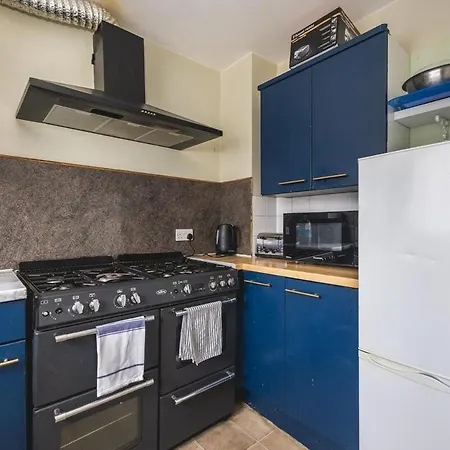 Apartment Spacious & Trendy 4-Bed Near River Thames