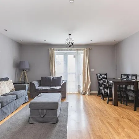 Apartment Spacious & Trendy 4-Bed Near River Thames London