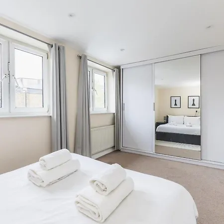 Spacious & Trendy 4-Bed Near River Thames London