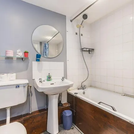 Spacious & Trendy 4-Bed Near River Thames Apartment