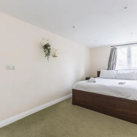 Spacious & Trendy 4-Bed Near River Thames Apartment *