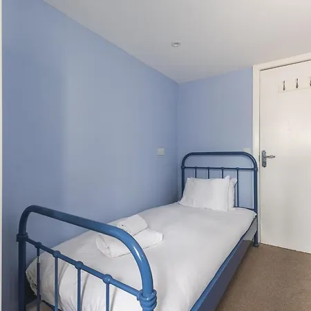Spacious & Trendy 4-Bed Near River Thames Apartment *