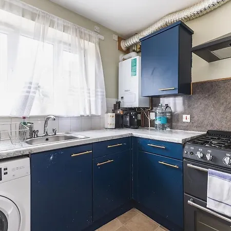 Spacious & Trendy 4-Bed Near River Thames Apartment London