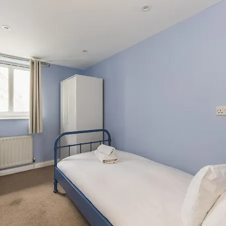 Spacious & Trendy 4-Bed Near River Thames *
