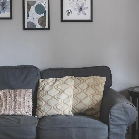 Spacious & Trendy 4-Bed Near River Thames Apartment