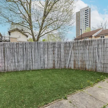 Apartment Spacious & Trendy 4-Bed Near River Thames