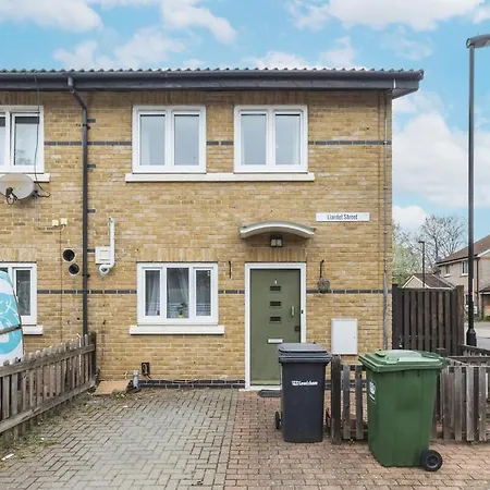 Spacious & Trendy 4-Bed Near River Thames Apartment *
