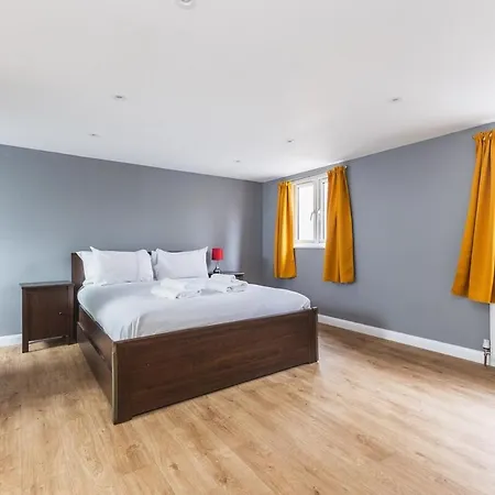 Apartment Spacious & Trendy 4-Bed Near River Thames London