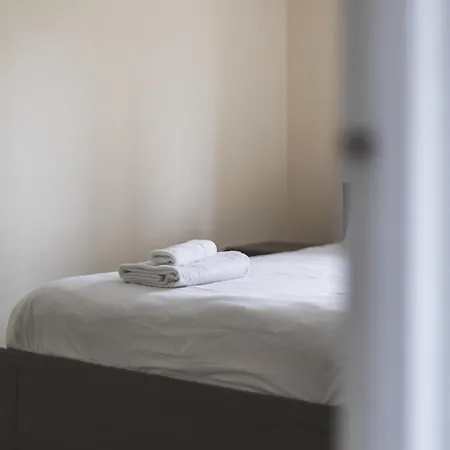 Spacious & Trendy 4-Bed Near River Thames Apartment