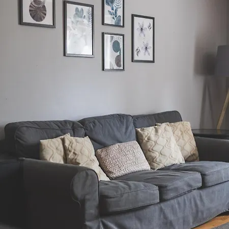 Spacious & Trendy 4-Bed Near River Thames Apartment