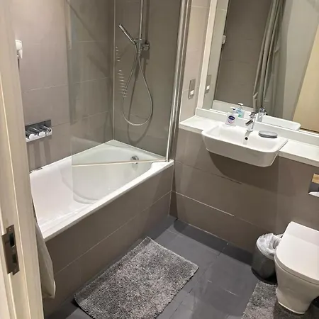 Spacious 3 Bed In Colindale 公寓