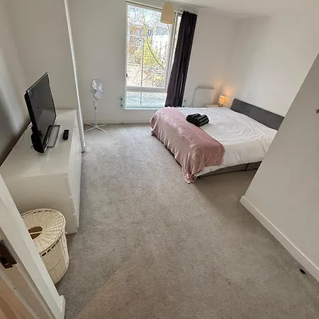 Spacious 3 Bed In Colindale 公寓 *