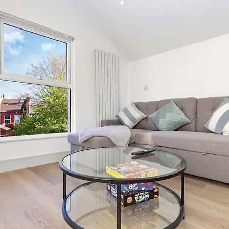 2 Bedroom Flat Close To Wembley Stadium アパート