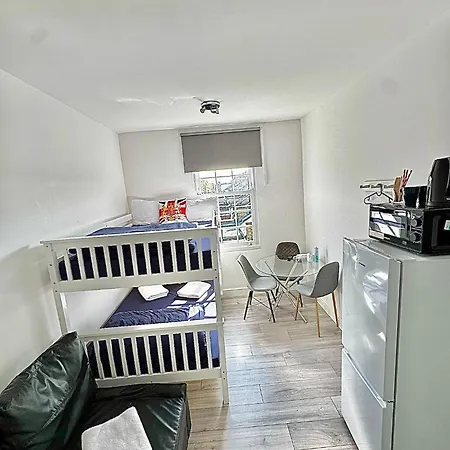 Guest house Willesden