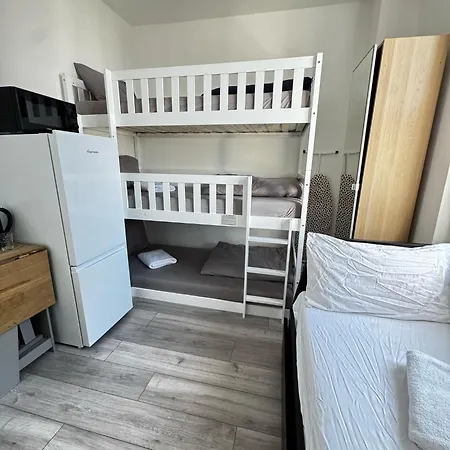Guest house Willesden *