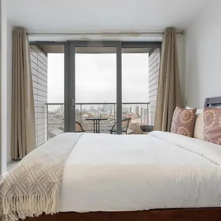 Apartmentsleeps3-balcony-near Canarywharf-gym London