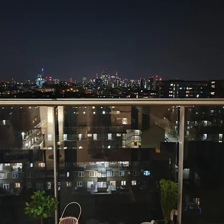 Apartmentsleeps3-balcony-near Canarywharf-gym London