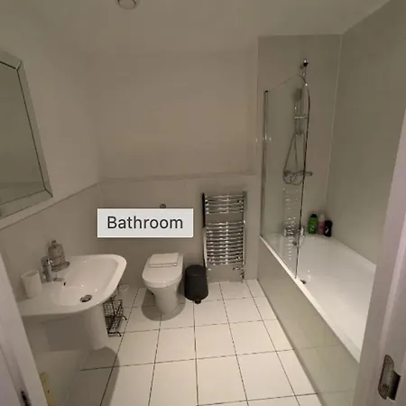 Apartmentsleeps3-balcony-near Canarywharf-gym London