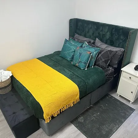 Apartment 1b, Zone 2 Westbourne Park , Sleeps 4
