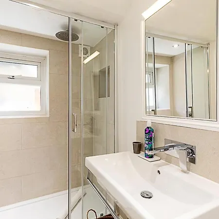 Stylish Kings Cross With Garden Retreat Apartment London