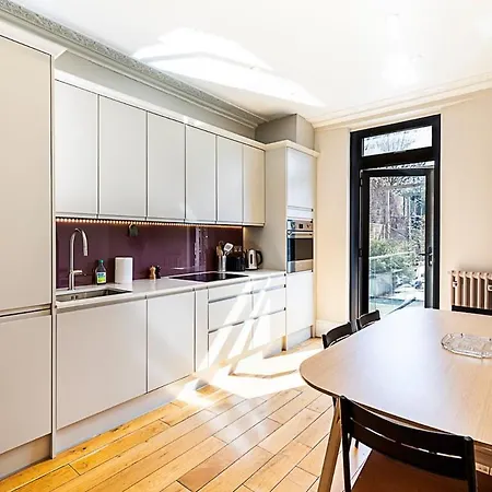 Stylish Kings Cross With Garden Retreat Apartment