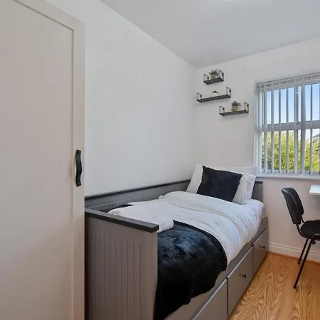 5 Min To Heathrow & Uxbridge Station With Parking Holiday home Hillingdon