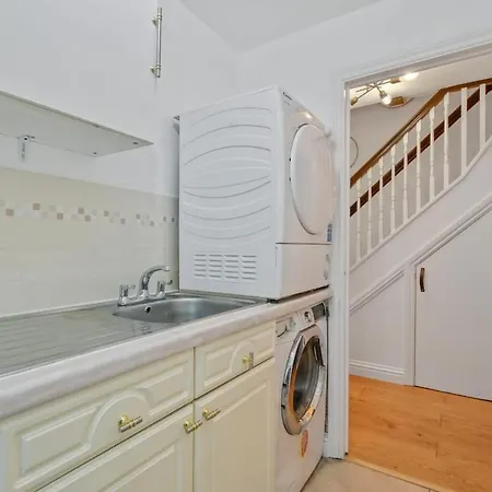 5 Min To Heathrow & Uxbridge Station With Parking Holiday home Hillingdon