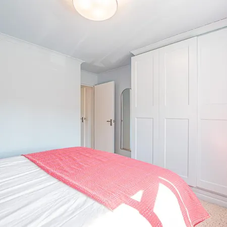 Apartment Modern 1-bed Flat With Free Parking In West