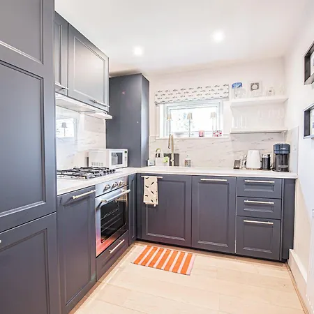 Modern 1-bed Flat With Free Parking In West Apartment *