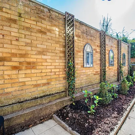 Modern 1-bed Flat With Free Parking In West Apartment London