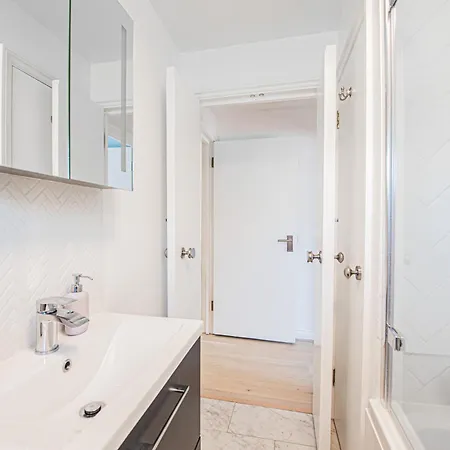 Apartment Modern 1-bed Flat With Free Parking In West London
