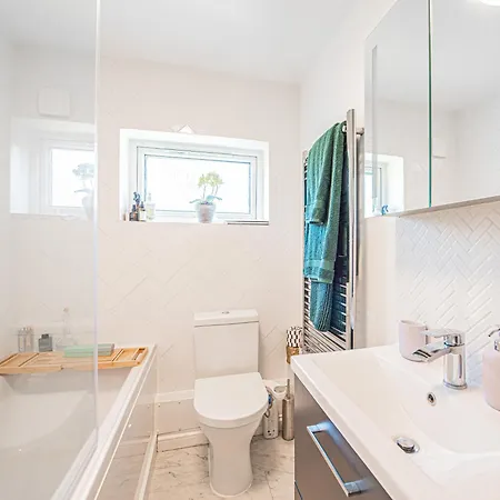 Modern 1-bed Flat With Free Parking In West Apartment