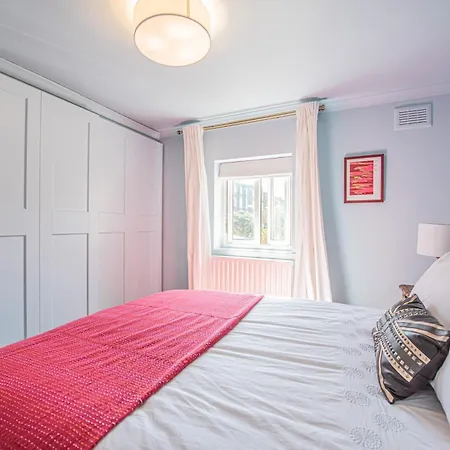 Apartment Modern 1-bed Flat With Free Parking In West