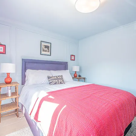 Modern 1-bed Flat With Free Parking In West *