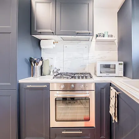 Modern 1-bed Flat With Free Parking In West