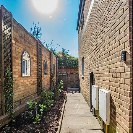 Apartment Modern 1-bed Flat With Free Parking In West *