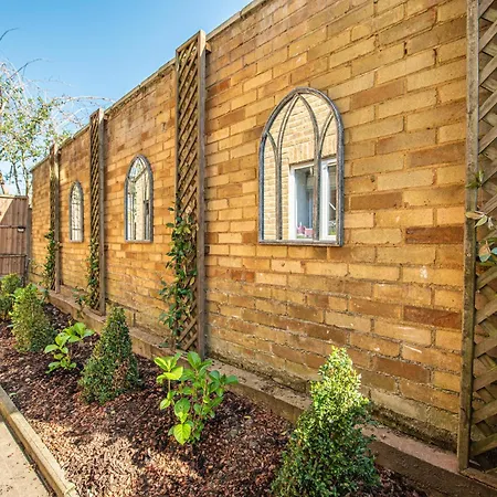 Modern 1-bed Flat With Free Parking In West London