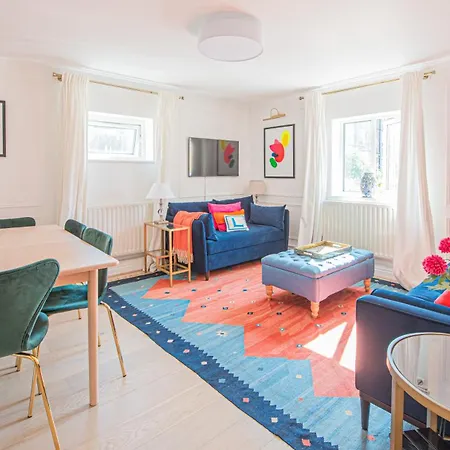 Modern 1-bed Flat With Free Parking In West London
