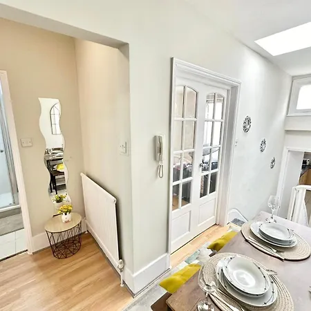 Bayswater Cosy 2 Bedroom Apartment London